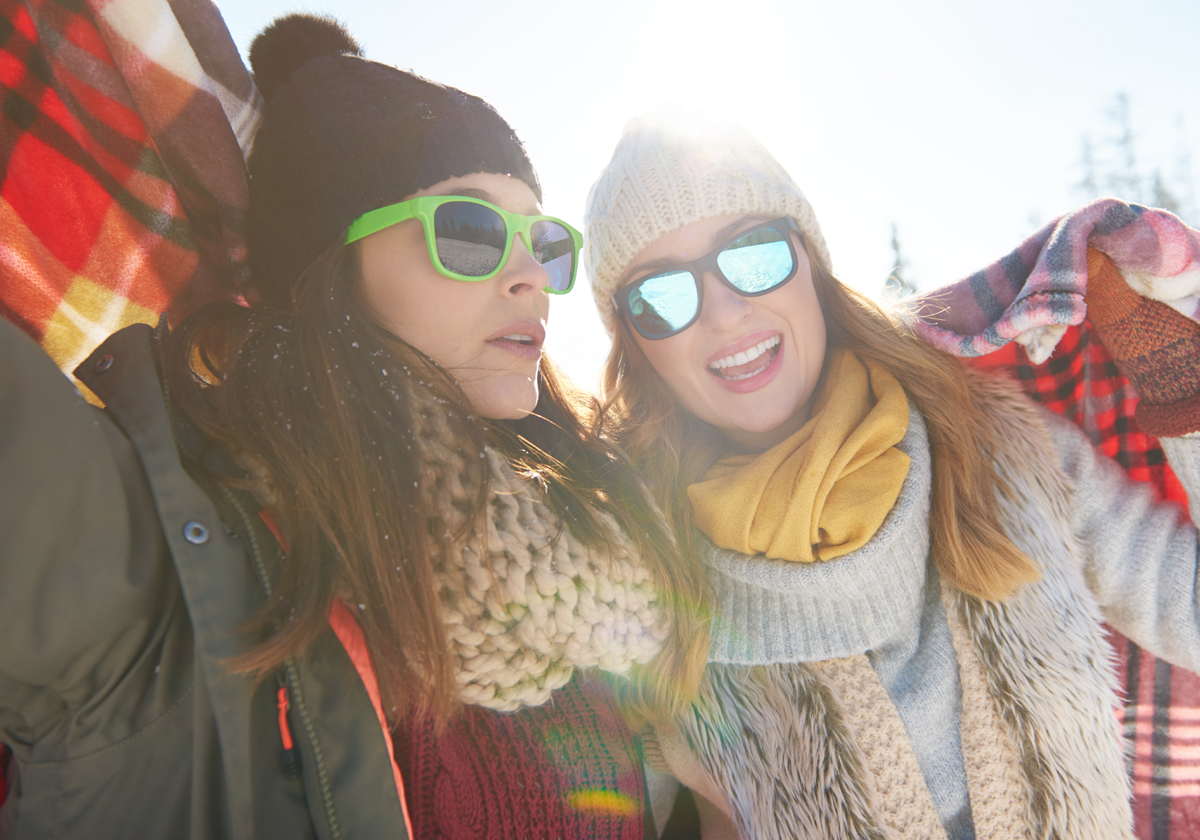 moças com roupas de inverno e óculos escuros