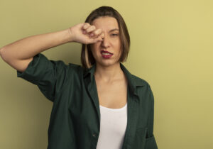 mulher coçando o olho