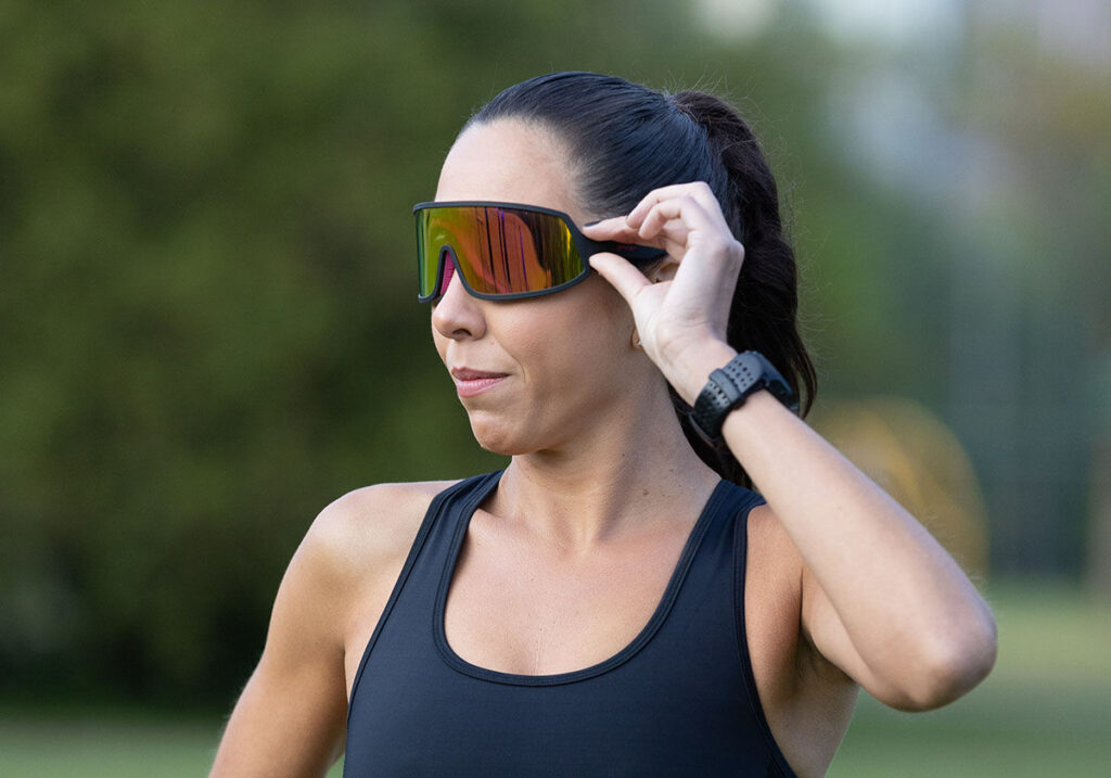 Mulher usando óculos de sol esportivos ao ar livre.