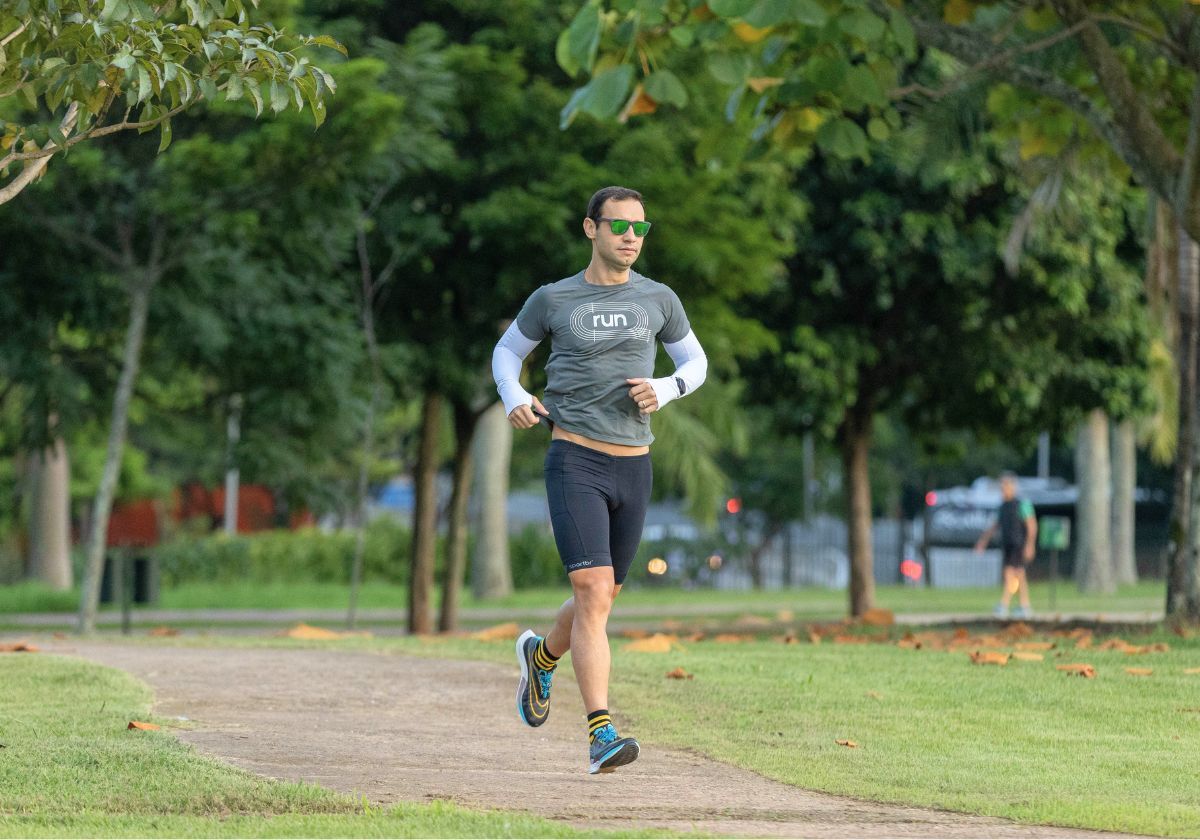 Homem correndo em um parque ao ar livre