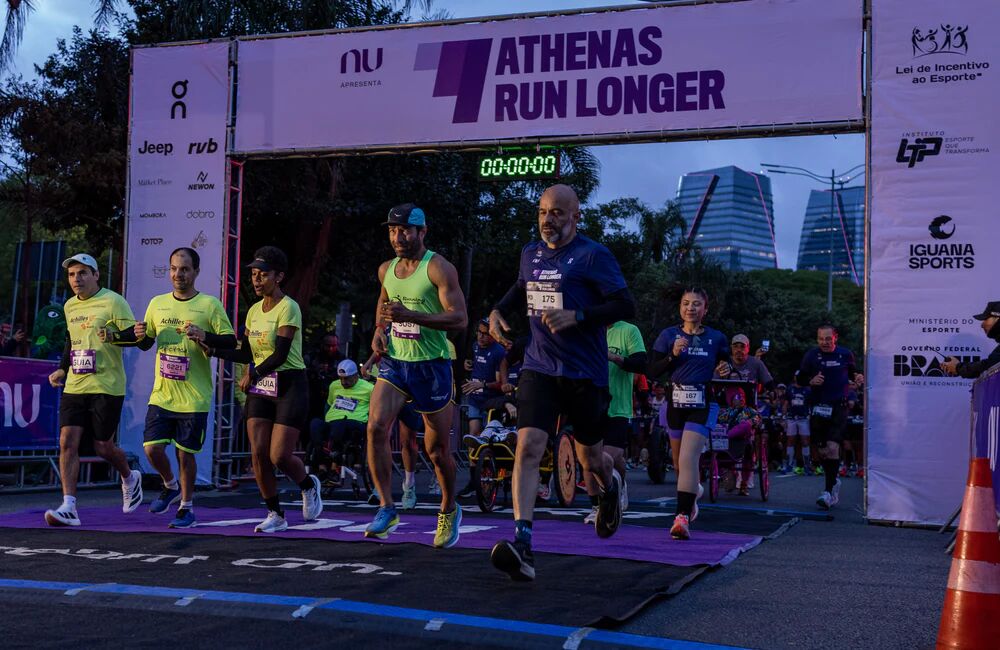 Participantes da Athenas Run Longa na largada da corrida.